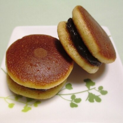 どら焼き初めて作りました☆
同じ大きさに、きれいに丸く生地を焼くのが難しかったけれど、何とか形にないました！
とても美味しかったです♪
ご馳走様でした。